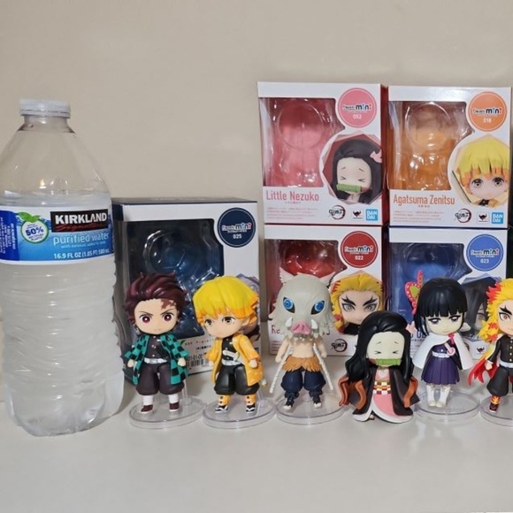 Demon slayer manga books, plushie and action figures - Picture 4 of 12